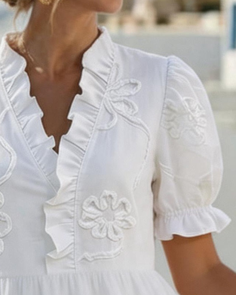 Blossom | Broderad volangklänning med V-hals och puffärmar
