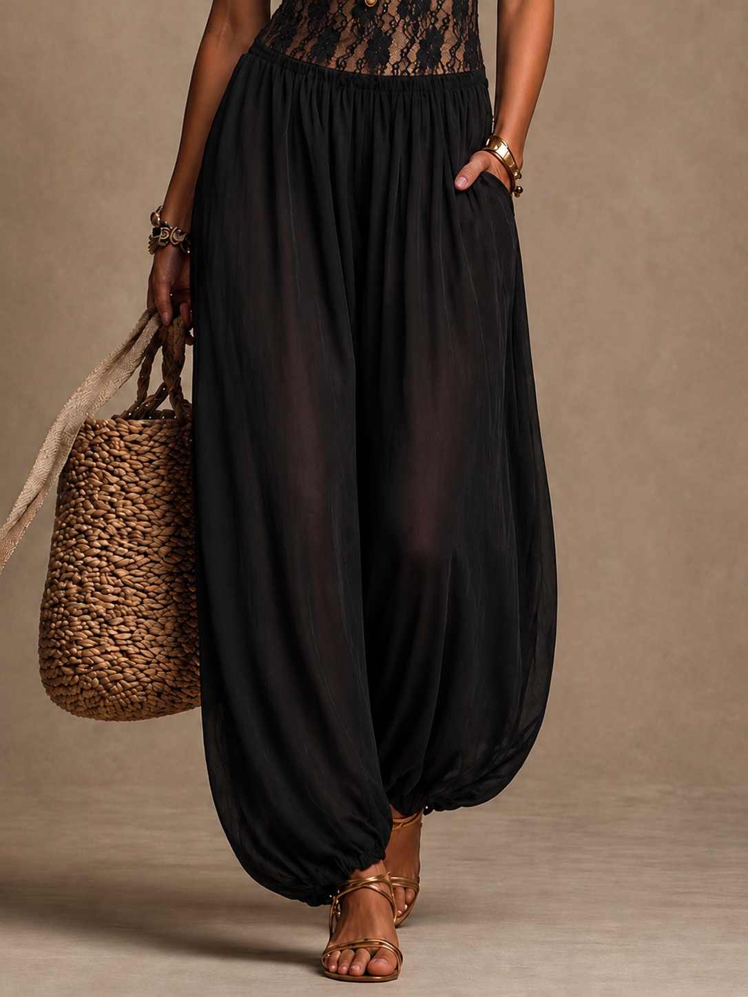 Brielle – Flödande spets halterneck jumpsuit