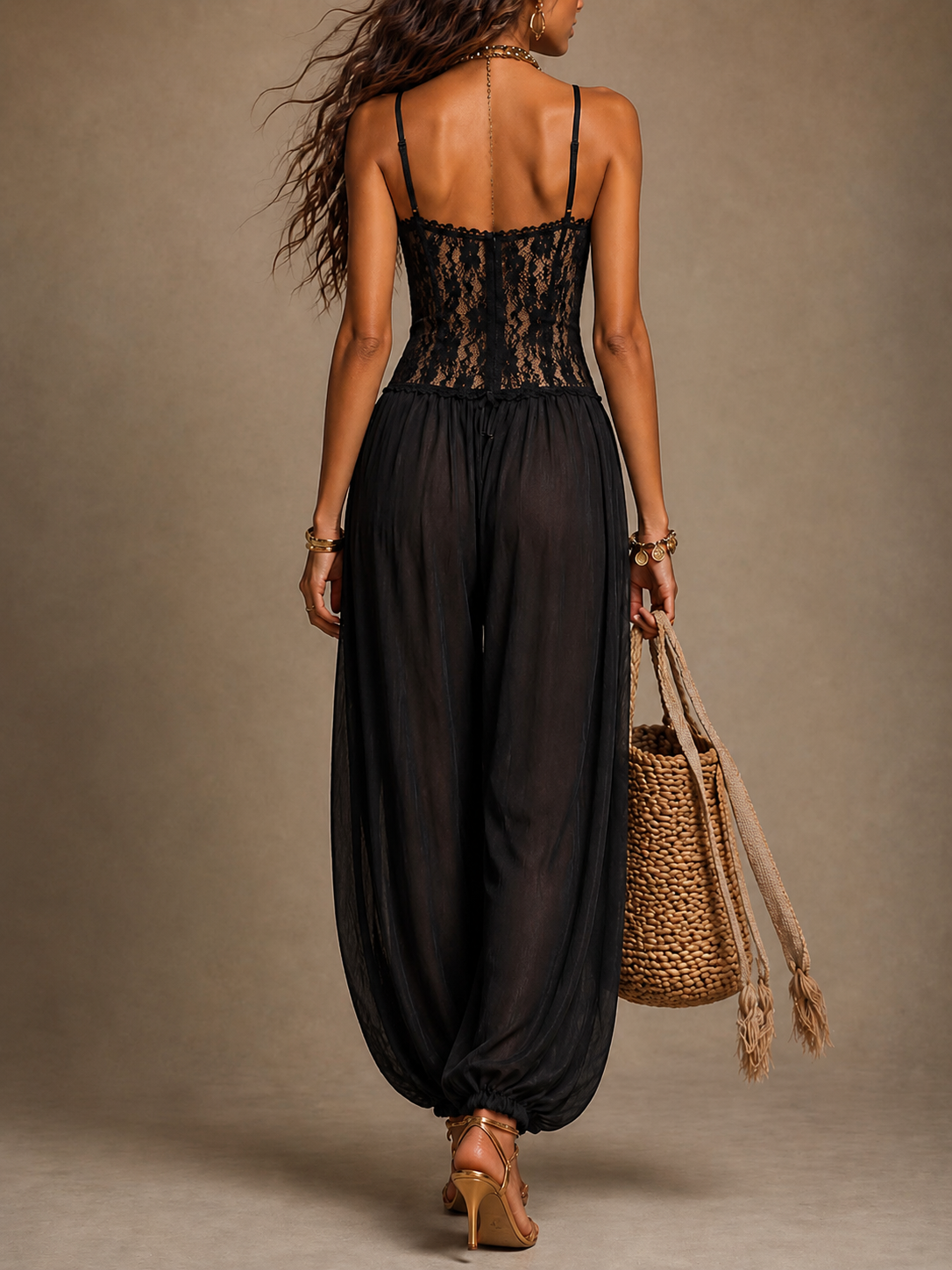 Brielle – Flödande spets halterneck jumpsuit