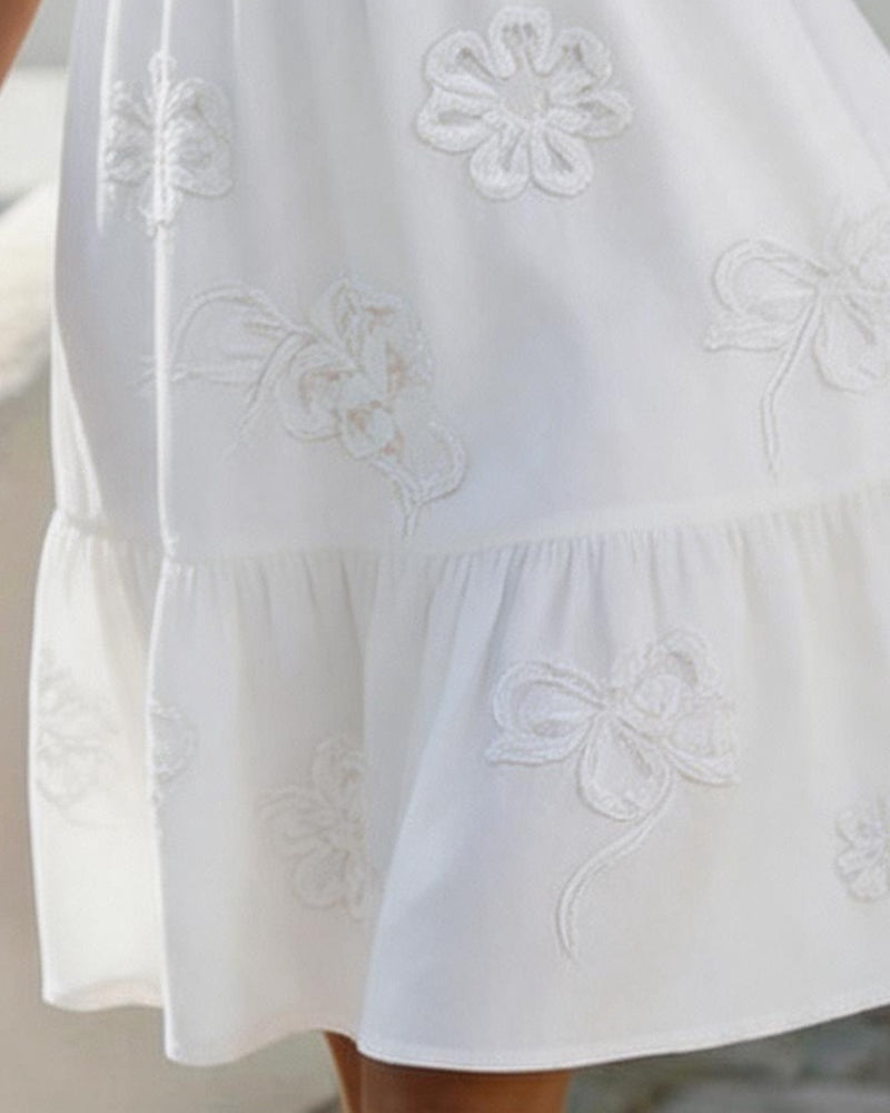 Blossom | Broderad volangklänning med V-hals och puffärmar