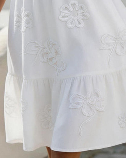 Blossom | Broderad volangklänning med V-hals och puffärmar